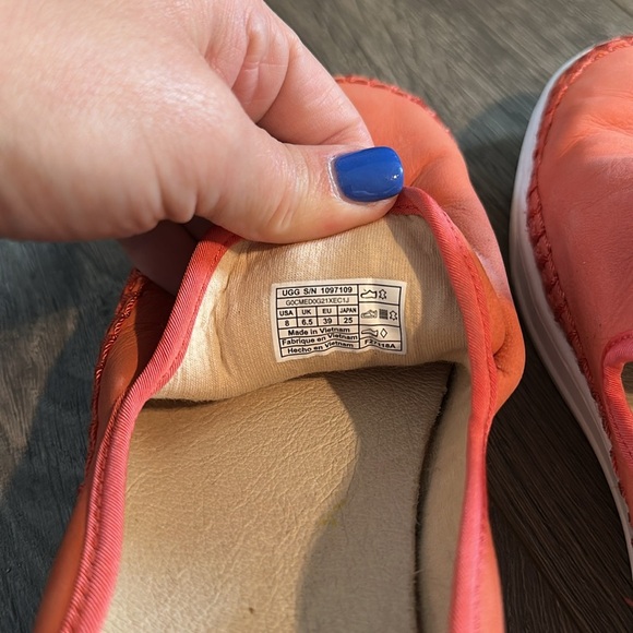 Ugg Coral Slip on shoes size 8 women’s - Picture 3 of 4